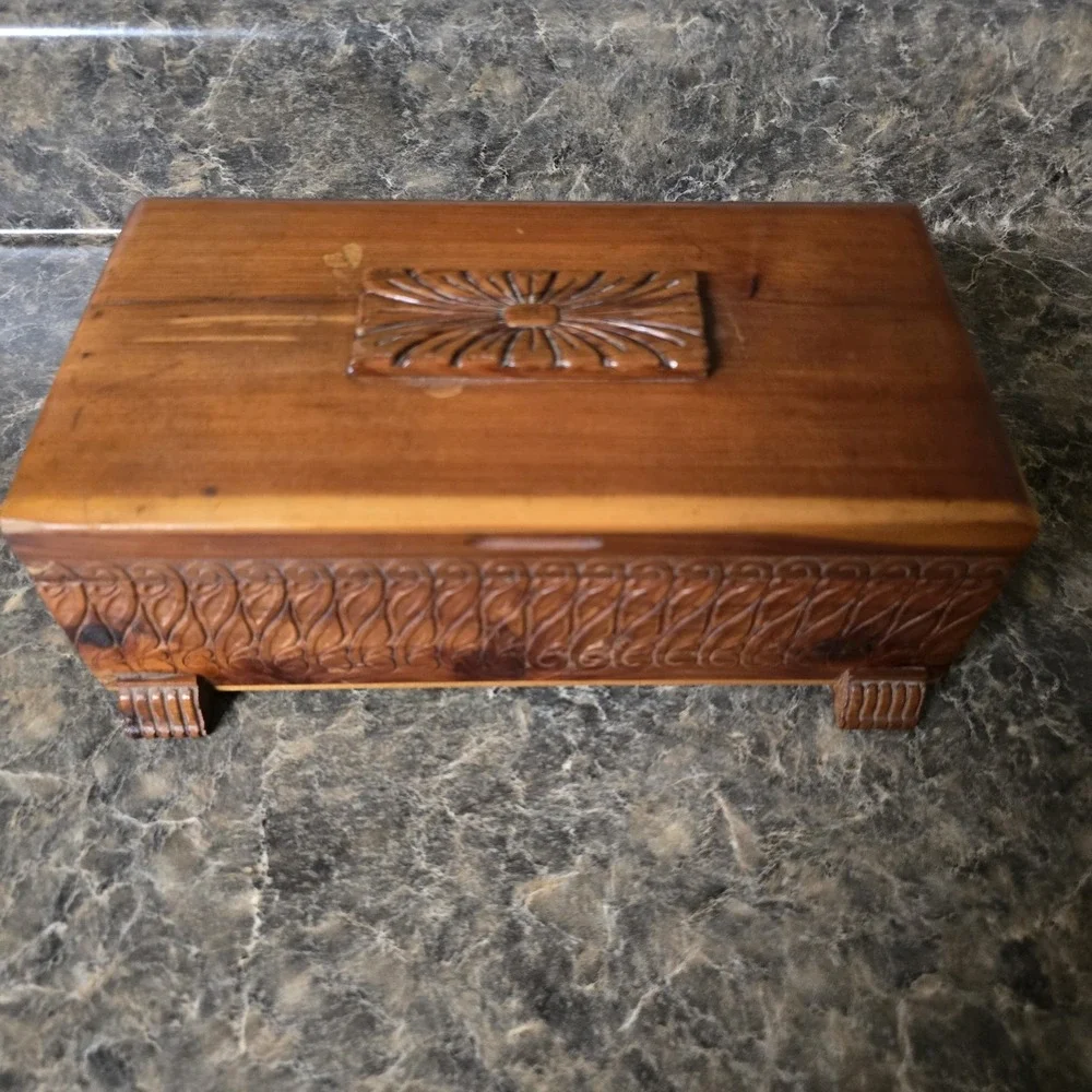 Vtg Mini Cedar Chest Footed‎ w/ Medallion & Decorative Front